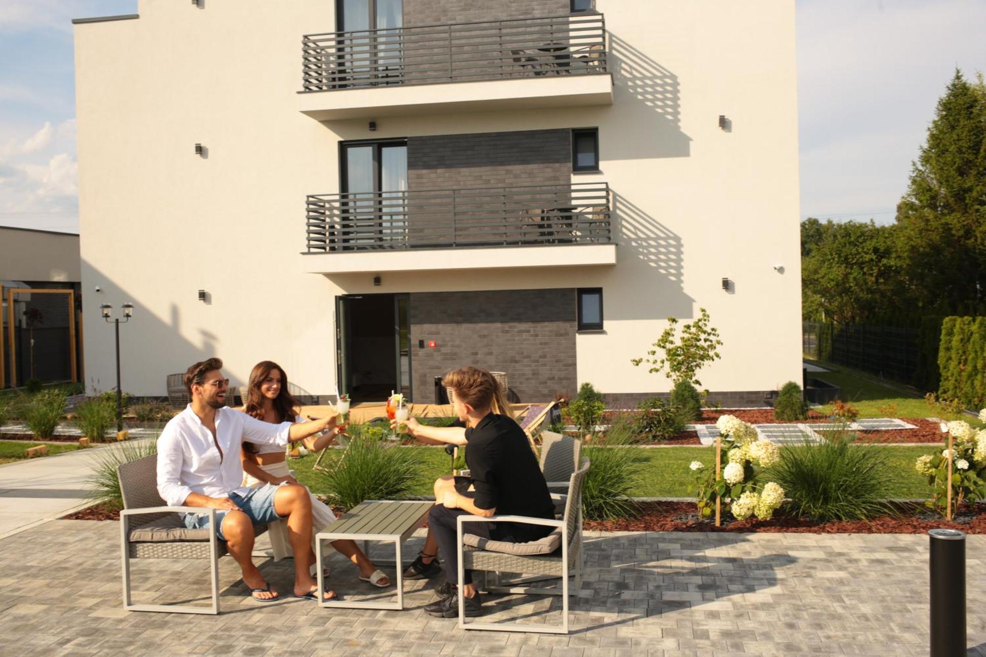 Resto Inn - Smart Apartamenty Blisko Energylandii Polwies Kültér fotó